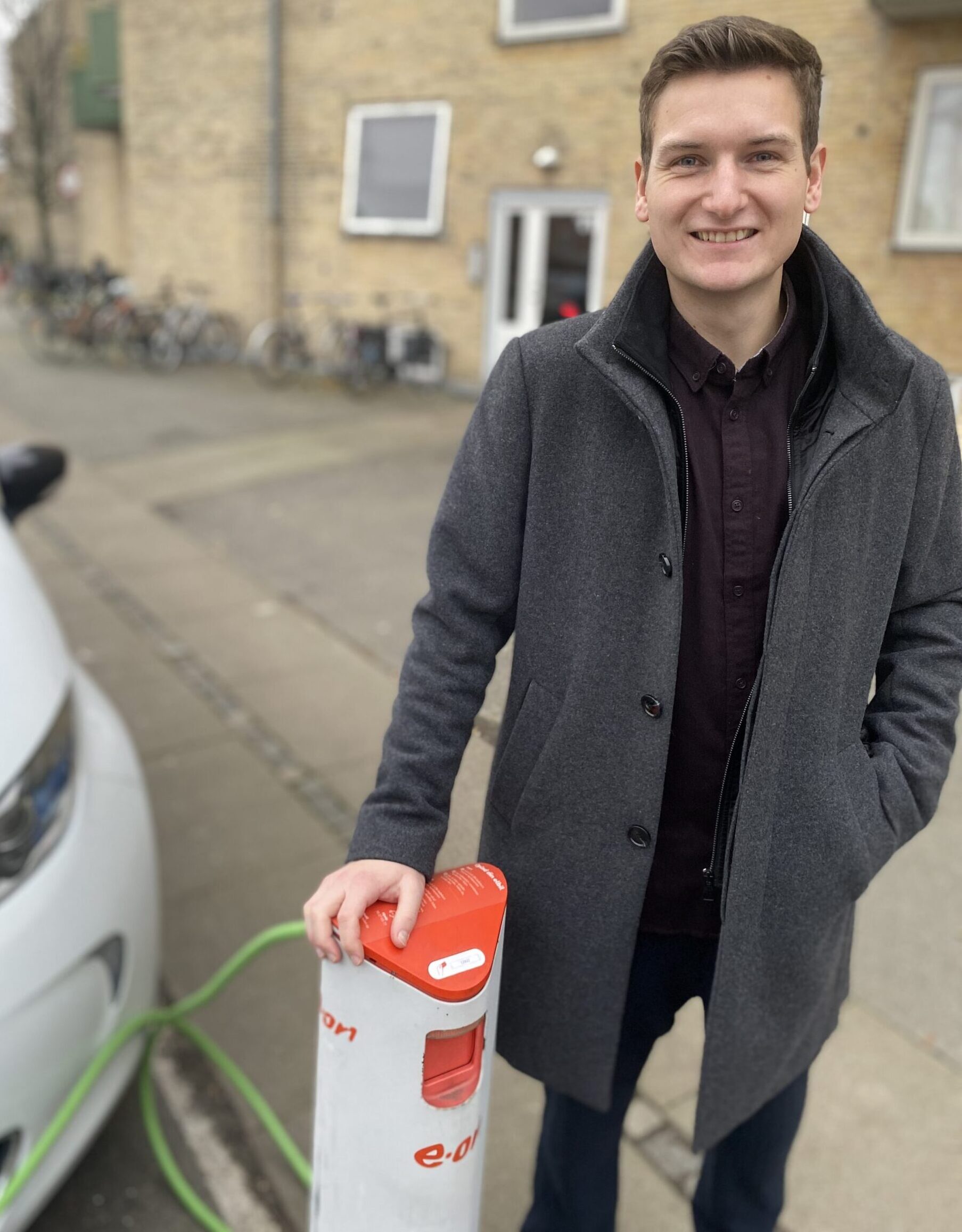 Billede ved E.ON ladestander Billede af CEO af Ladeløsning, der står ved EON ladestander