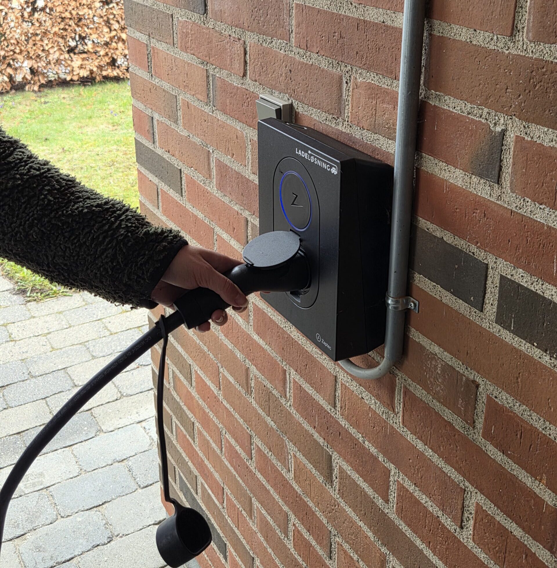 Billede af lader hos en medarbejder med firmabil