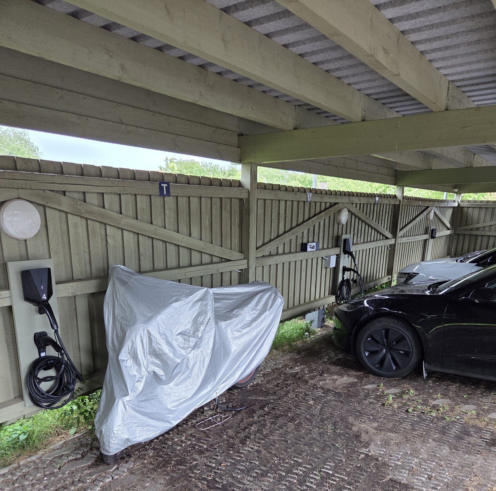Billede af ladere til elbiler i carport